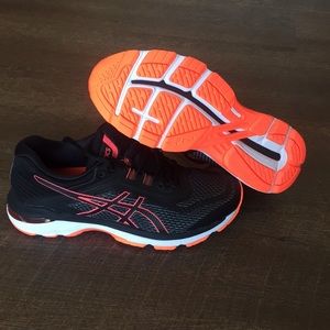 NWT ASICS GT-2000 6 Running Shoes
